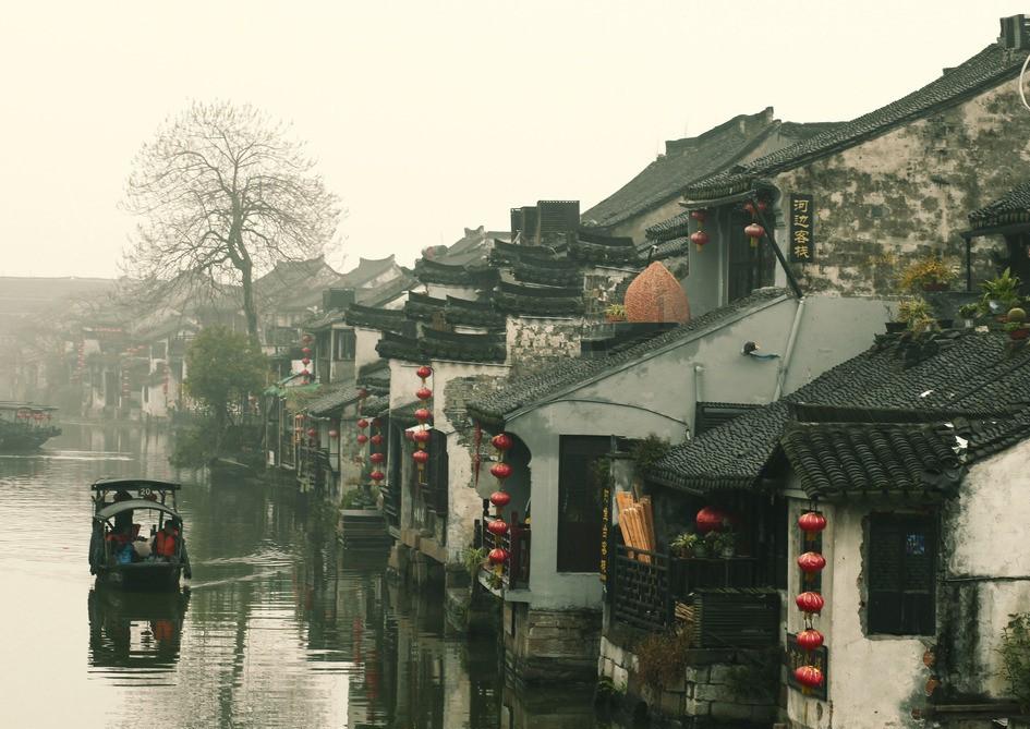 红色搭浅蓝色大衣好看吗？